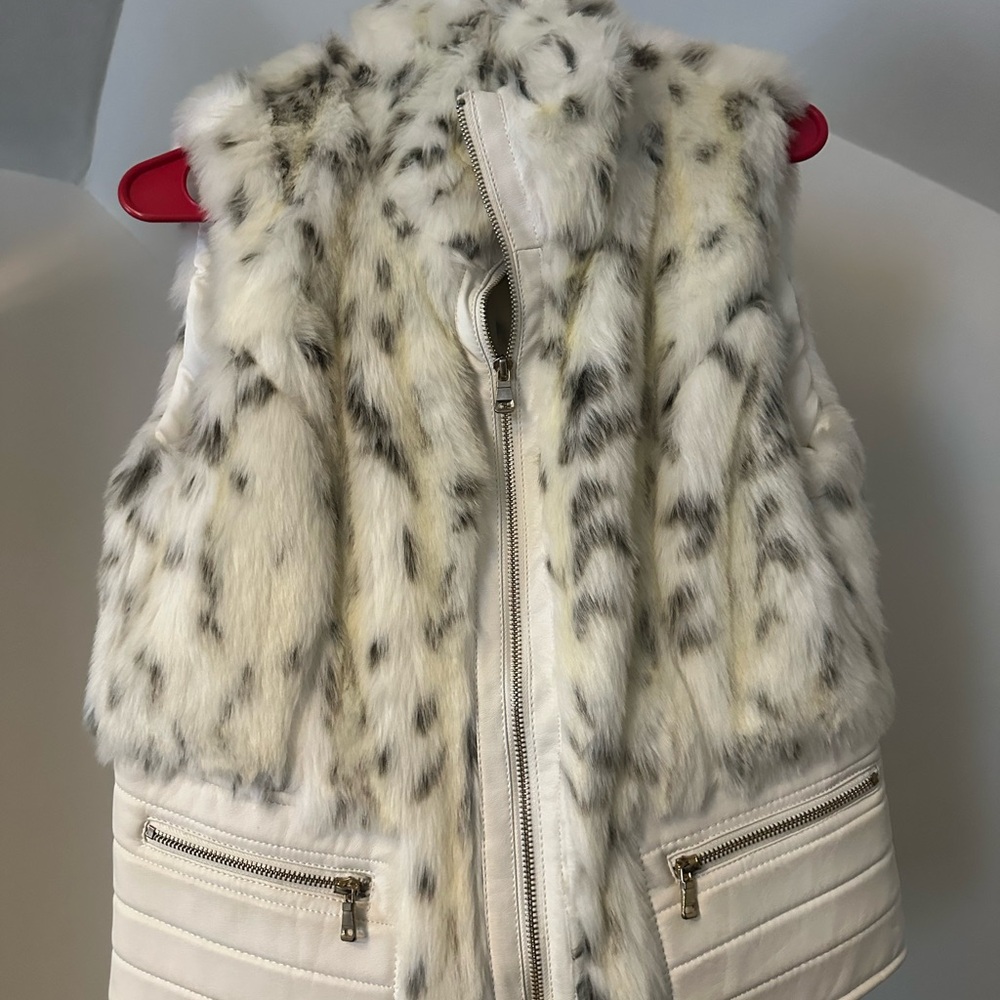 Chic Faux Fur Vest with Zipper